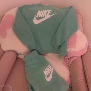 Nike 2 pc mint green sweatsuit size M(8)
